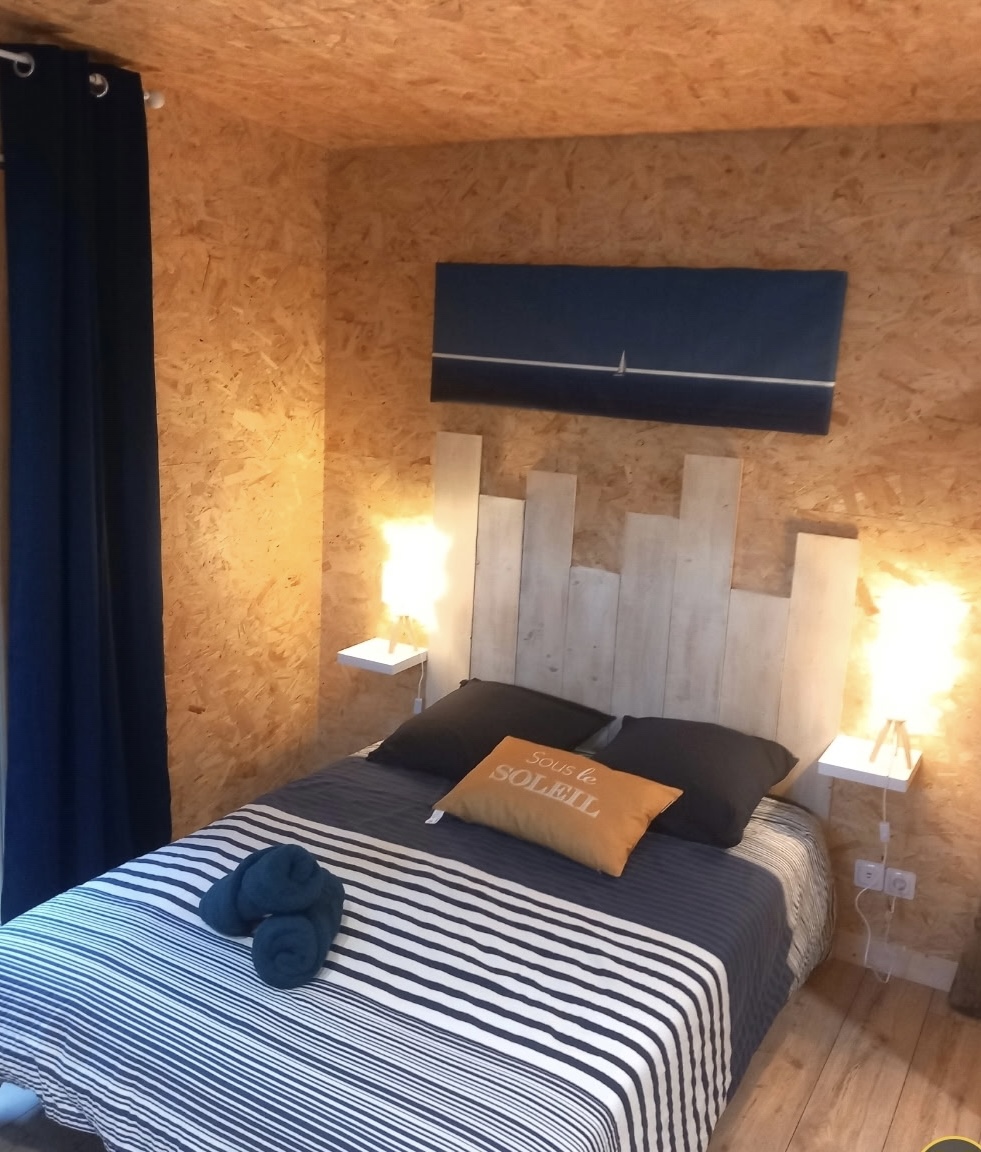 La chambre avec son lit double