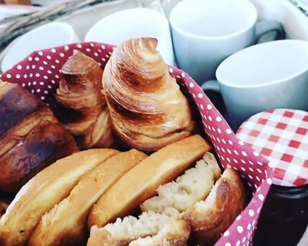 Viennoiseries et boissons pour le petit-déjeuner