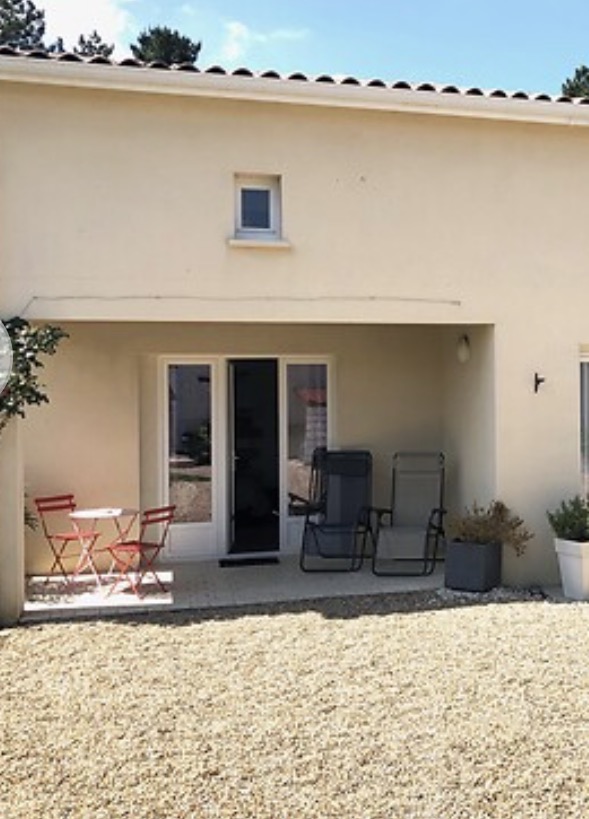 La terrasse avec son coin salon de jardin